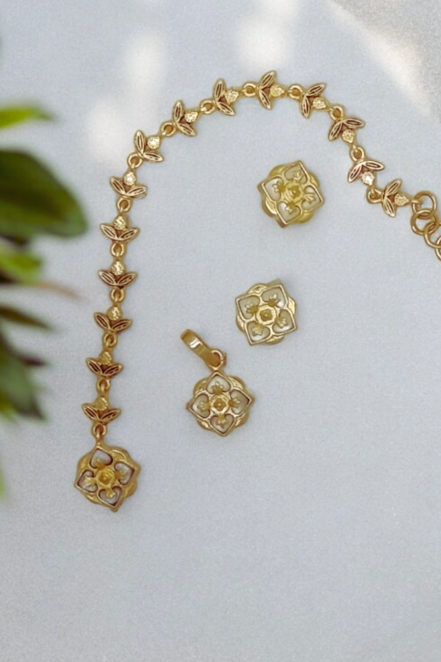 CHARBAGH CHAIN PENDANT